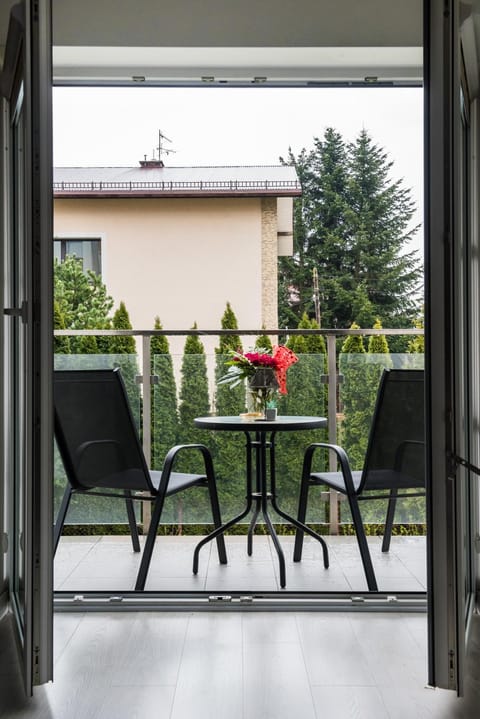 View (from property/room), Balcony/Terrace, Garden view