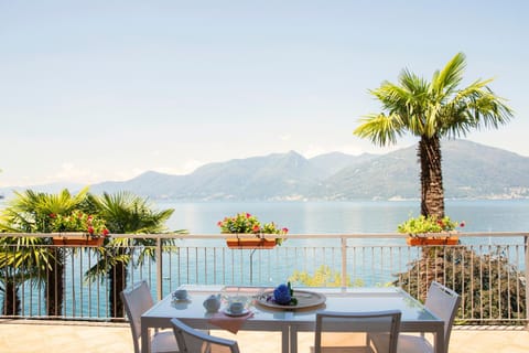 Natural landscape, Balcony/Terrace, Dining area, Lake view, Mountain view