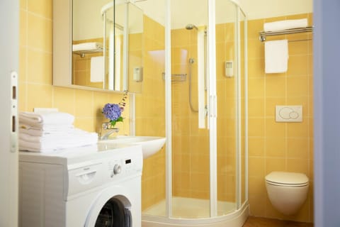 Shower, Toilet, Bathroom, towels, washing machine