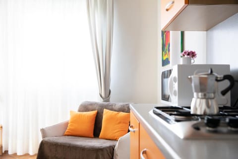 Coffee/tea facilities, Kitchen or kitchenette, Living room, Seating area