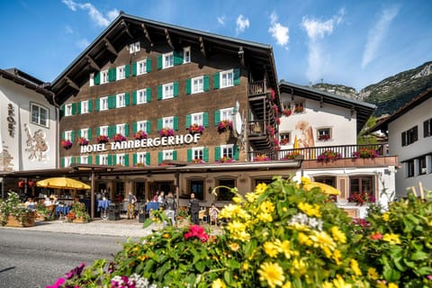 Property building, Summer, Lounge or bar, Entertainment