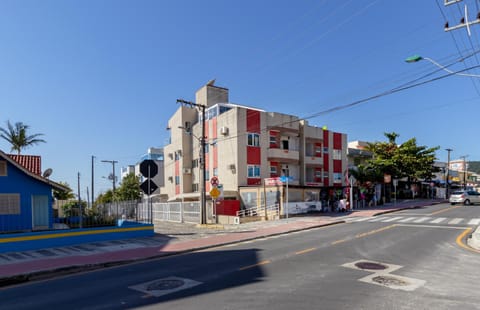 Property building, Nearby landmark, City view, Street view