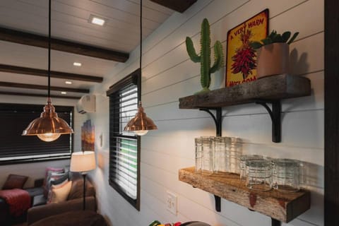 The Hacienda Beautiful New Container Home 12 min to Magnolia House in Waco