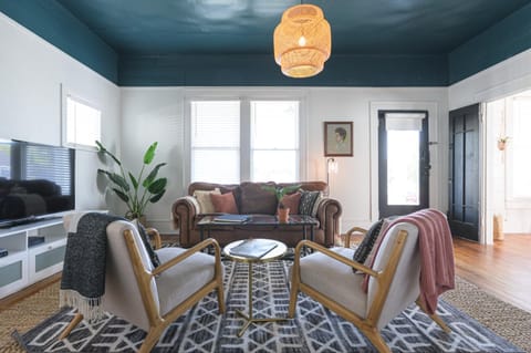 Restored 1930s Uptown Bungalow 2 min. to Magnolia House in Waco