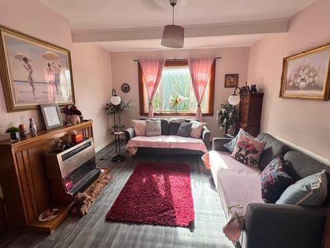 Park Road Holiday Home - Spacious 3 bedroom house with garden near Edinburgh House in Scotland