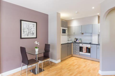 Kitchen or kitchenette, Dining area