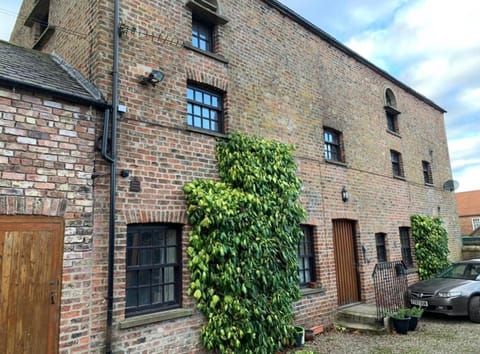 The Carriage House, Bilbrough York Sleeps 24 Apartment in Selby