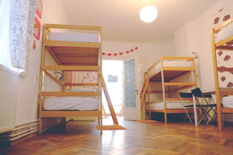 Photo of the whole room, Decorative detail, bunk bed