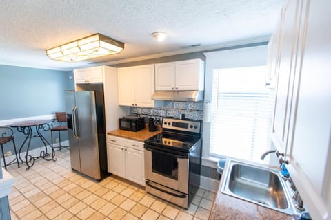 Kitchen or kitchenette, Dining area, oven, pet friendly, stove