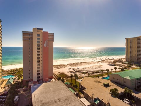 Destin Towers - MIDDLE UNIT ON THE BEACH! August, Sept, Oct Dates Available! Apartment hotel in Destin