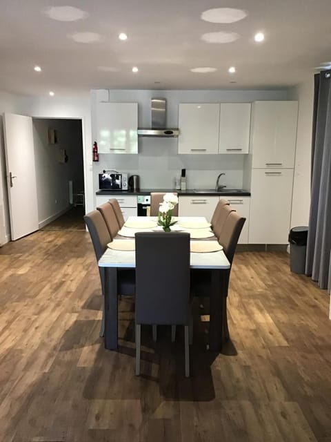 Kitchen or kitchenette, Dining area, minibar, pet friendly, stove