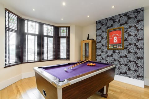 City Retreat, Spacious 4 Bed House, Games Room, Parking, Hot Tub & BBQ House in Cardiff