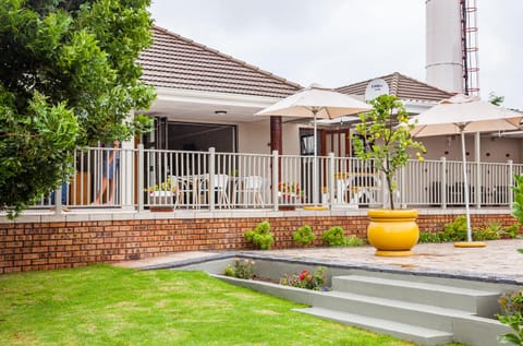 Property building, Patio, Day, Garden, Garden view