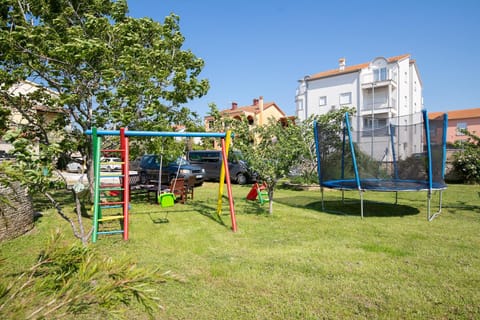 Apartments Dadic with parking & playground Apartamento in Medulin