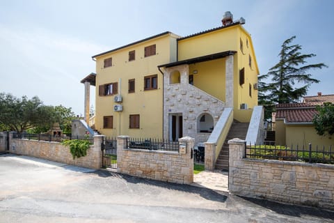 Apartments Dadic with parking & playground Appartamento in Medulin