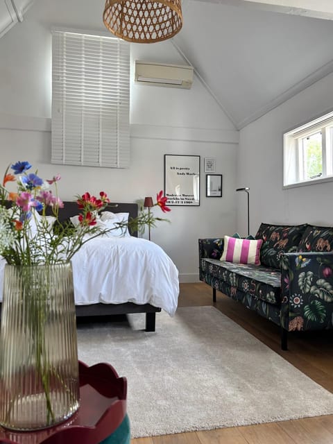 Bed, Seating area, furniture