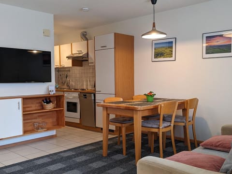 TV and multimedia, Kitchen or kitchenette, Living room, Photo of the whole room, Dining area, stove