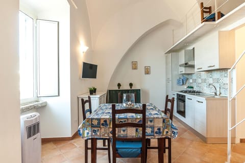 Kitchen or kitchenette, Photo of the whole room, Dining area