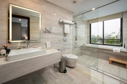 Shower, Bathroom, City view, Lake view, Bath