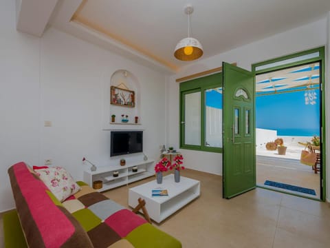 Gaia Beach House Condo in Alikanas