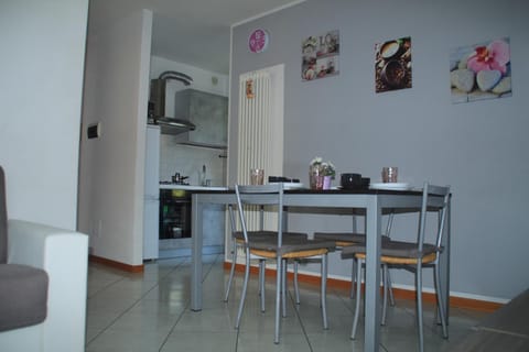 Kitchen or kitchenette, Dining area, minibar, pet friendly