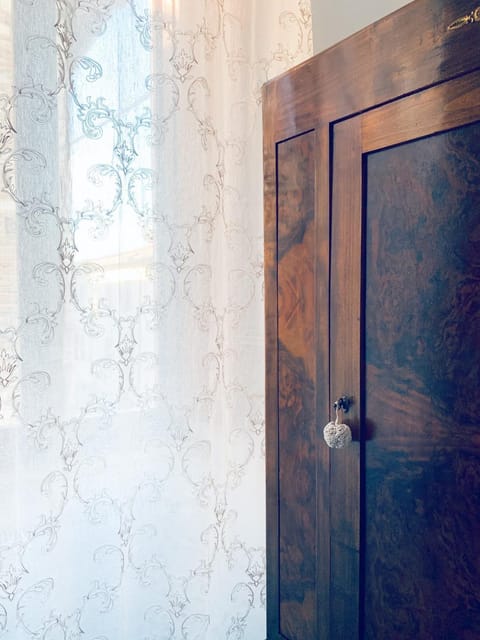 Decorative detail, Bedroom, City view