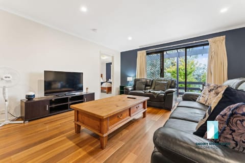 Cobbon Retreat 5 bedroom home with wifi House in East Jindabyne