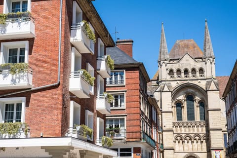 Facade/entrance, Landmark view