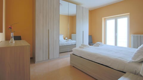Bed, Photo of the whole room, Bedroom, internet, towels, wardrobe