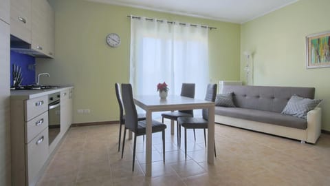 Kitchen or kitchenette, Living room, Seating area, Dining area, pet friendly