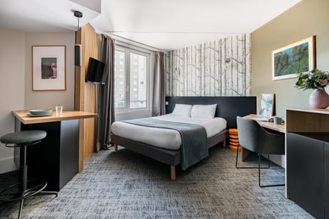 Bed, TV and multimedia, Photo of the whole room, Seating area, Bedroom, hair dresser