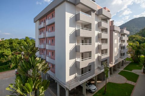 Apartamento Ubatuba, AR, Varanda Gourmet, Piscinas e 300mt Praia Condo in Ubatuba