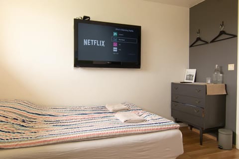 Bed, TV and multimedia, Bedroom, towels