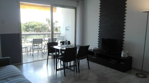 Grand studio climatisé en bord de mer avec parking sécurisé Apartment in Antibes