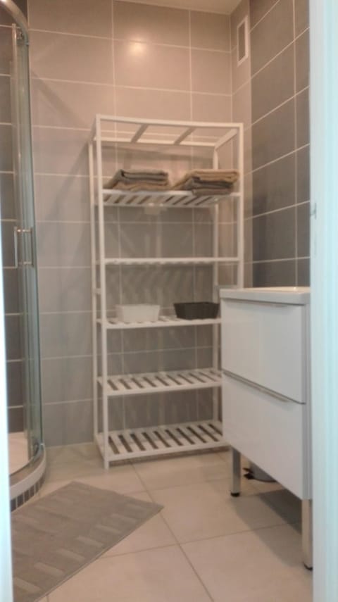 Grand studio climatisé en bord de mer avec parking sécurisé Apartment in Antibes