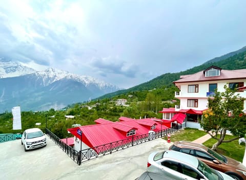 Property building, Day, Natural landscape, Mountain view, Location, Parking