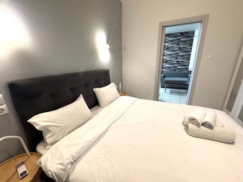 Bed, Photo of the whole room, Bedroom, towels