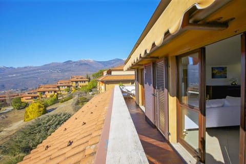 Balcony/Terrace, Mountain view