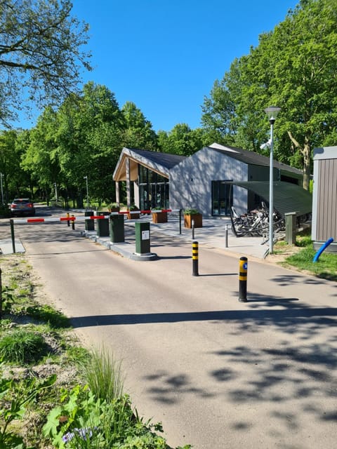 Vakantiepark Delftse Hout Camping /
Complejo de autocaravanas in Delft