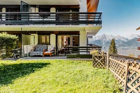 Property building, Patio, Day, Natural landscape, Garden, View (from property/room), Balcony/Terrace, Garden view, Mountain view, sunbed