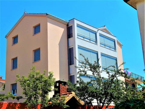 Apartments Linda Condo in Okrug Gornji