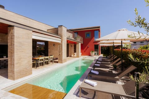 Swimming pool, sunbed