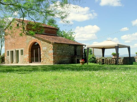 Characteristic cottage in the Tuscan hills House in Castiglion Fiorentino