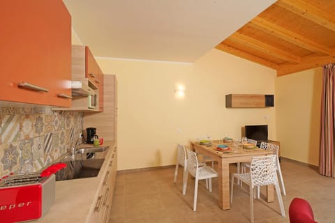 Residence Dany appartamenti con cucina vista lago piscina e parcheggio Apartment hotel in Gargnano