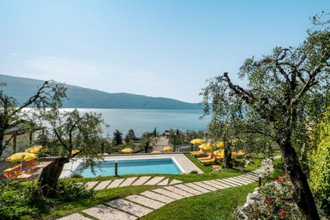 Residence Dany appartamenti con cucina vista lago piscina e parcheggio Apartment hotel in Gargnano