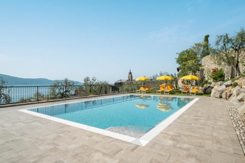 Residence Dany appartamenti con cucina vista lago piscina e parcheggio Appartement-Hotel in Gargnano