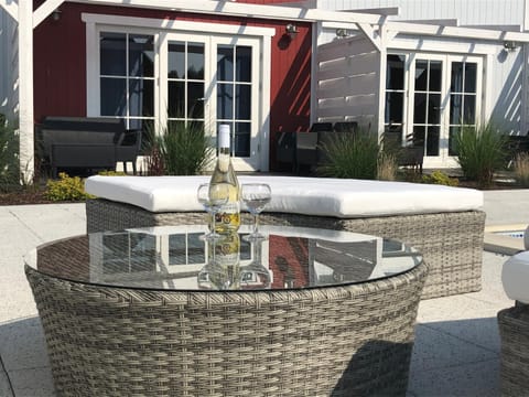 Property building, Day, Seating area