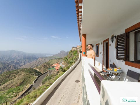 Day, Natural landscape, Balcony/Terrace, Dining area, Mountain view