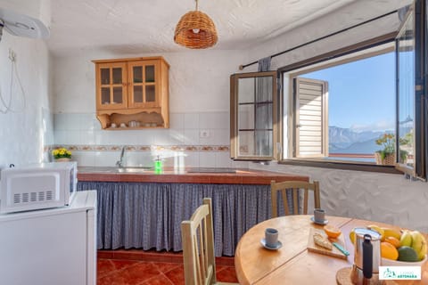 Natural landscape, Kitchen or kitchenette, Food and drinks, Dining area, Mountain view, minibar, stove