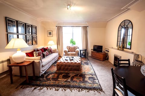 Butler's Apartment. Flat 5, Dalmore House, Helensburgh, Scotland G84 8JP Apartment in Scotland